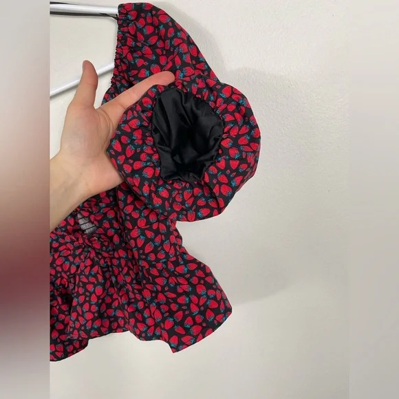Trendy Red and Black Puff Sleeve Top Strawberry Print Cotton Size M NWT - Picture 4 of 10